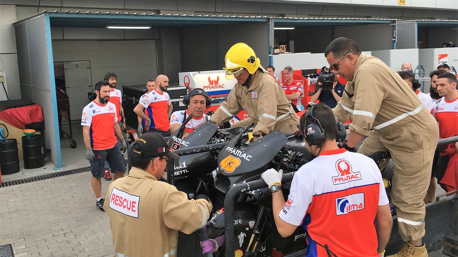 Tes MotoGP Qatar: 'Coba dan hindari motornya' - Miller, Petrucci nyaris gagal